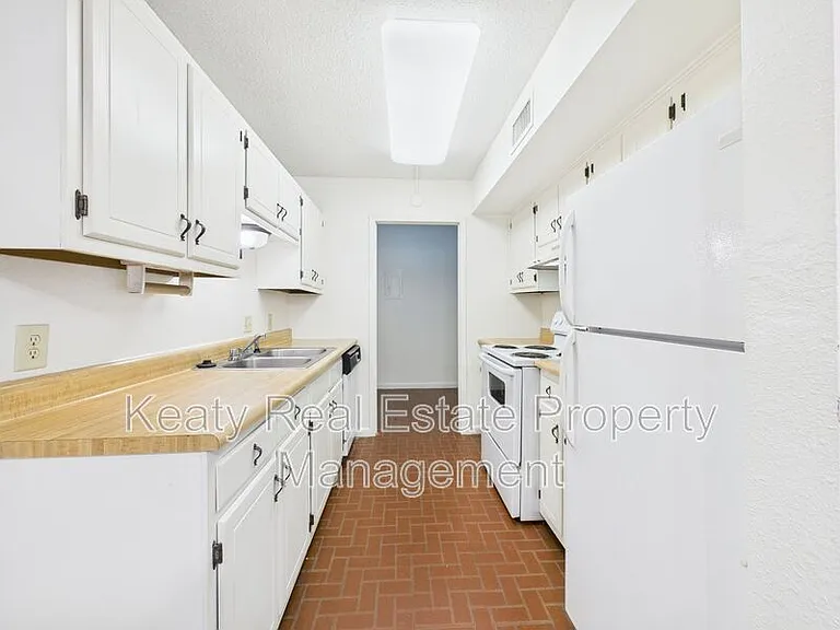 201-1 Fox Run Ave — Photo 7
