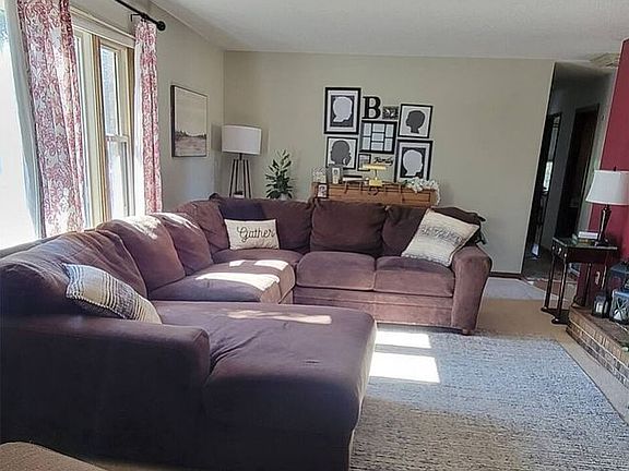 3rd image of 1421 Maple Ave