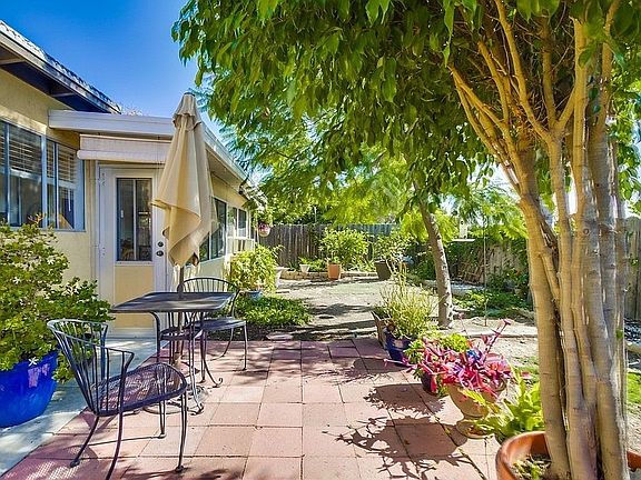 3rd image of 4555 Beverly Glen Dr