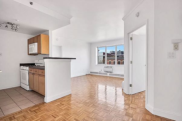 1st image of 324 E 30th St #9