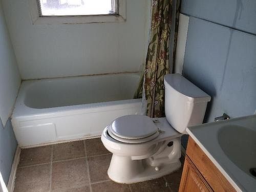 4th image of 744 SE 32nd St