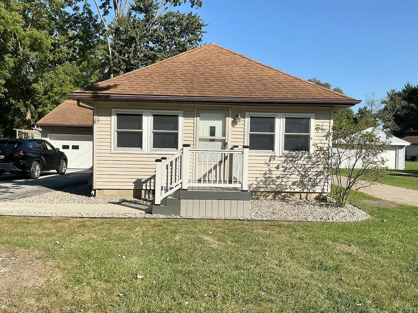 2 bed, 1.0 bath, 1325 sqft, $2,400 — Photo 1
