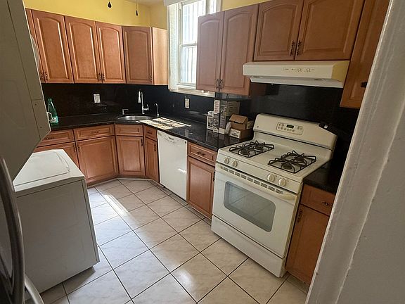 4th image of 417 42nd St Floor 1