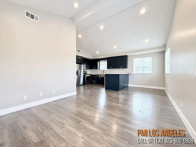 3 bed, 2.0 bath, 1074 sqft, $3,095 — Photo 4