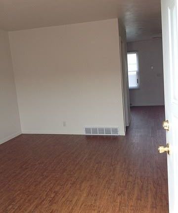 4th image of 723 W 61st St #4162352