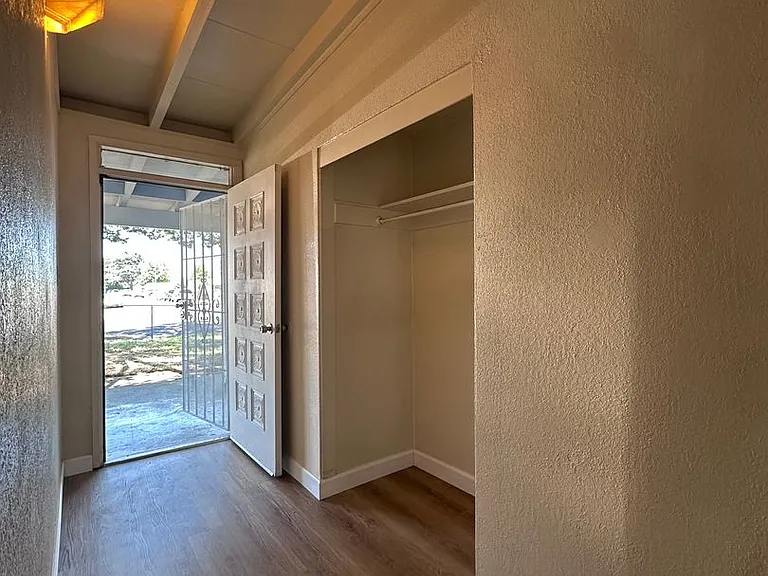 621 Hardy Dr — Photo 3