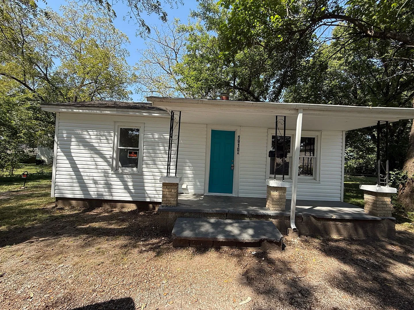 1910 N Lyon Avenue — Photo 2