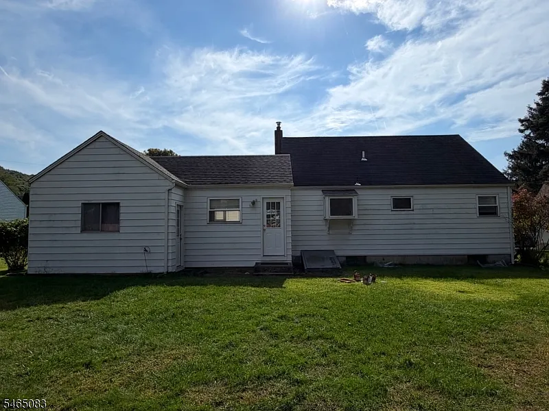 3 bed, 1.0 bath, 1317 sqft, $3,000 — Photo 3