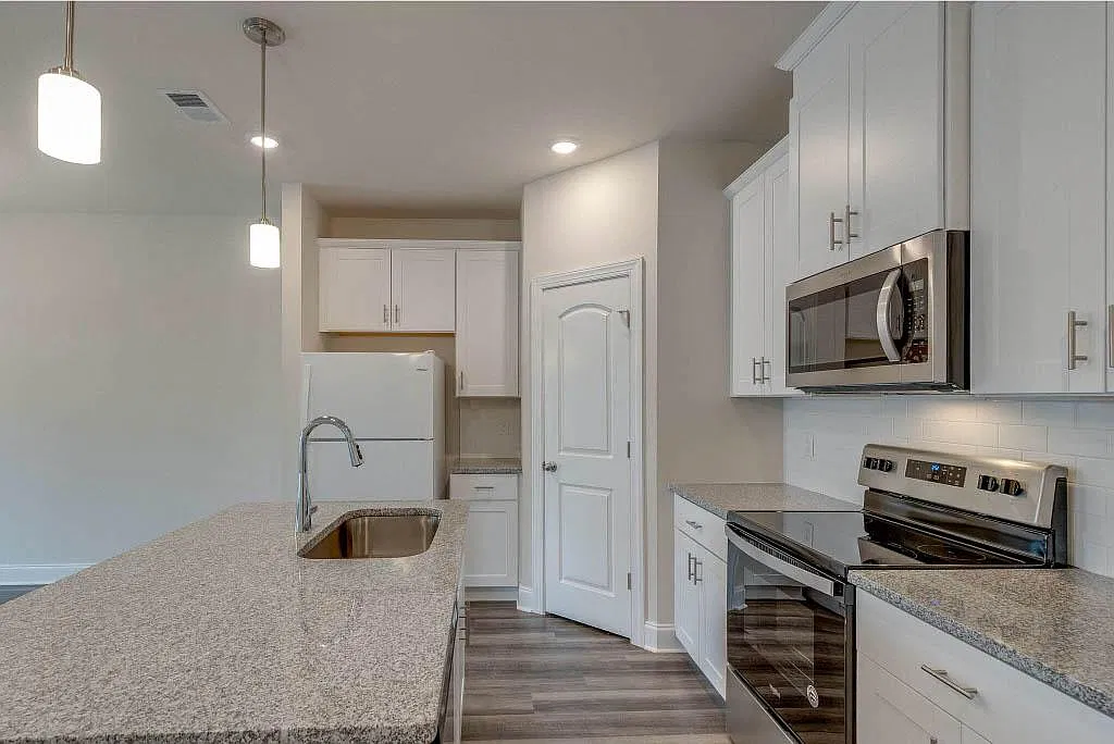 3 bed, 2.5 bath, 1600 sqft, $1,895 — Photo 2