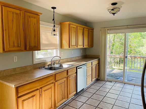 4th image of 221 Hill Dr