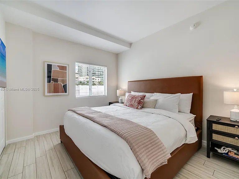 481 NE 29th St #601 — Photo 4