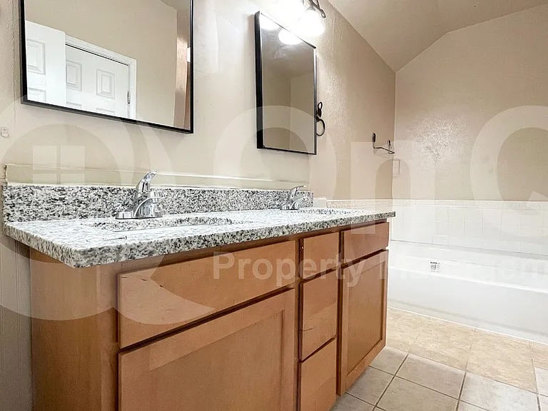 5400 Village Green Dr — Photo 24