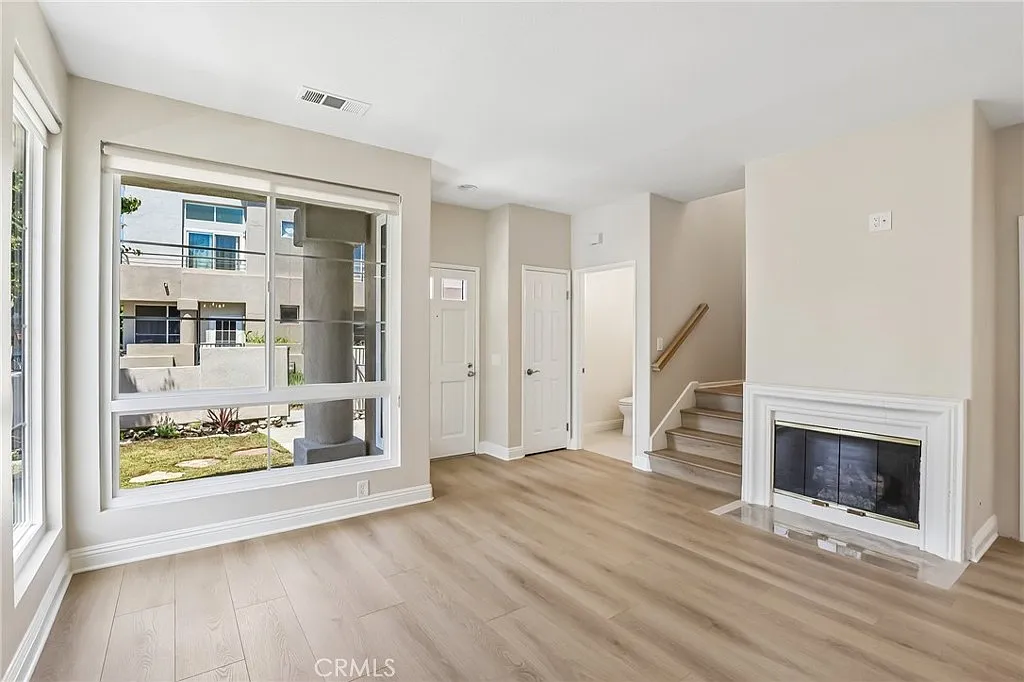3 bed, 2.5 bath, 1499 sqft, $4,795 — Photo 2