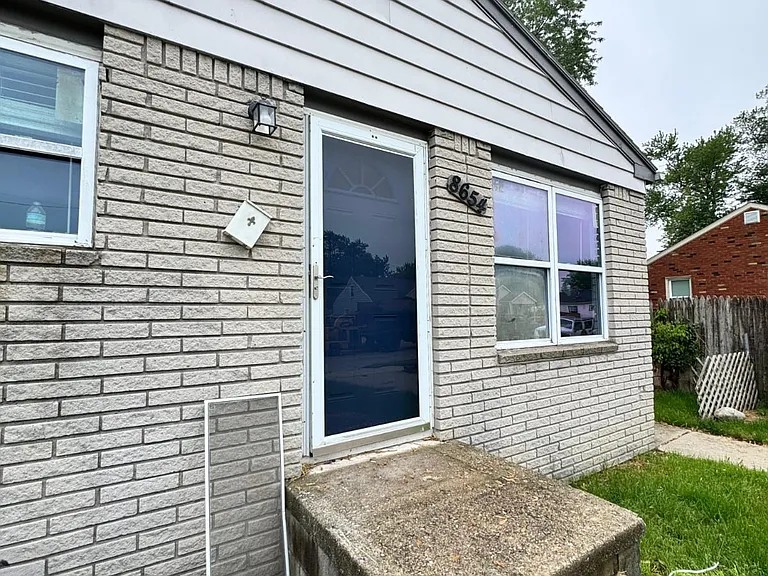 8654 Continental Ave — Photo 2