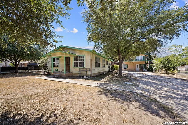 3 bed, 1.0 bath, 1120 sqft, $1,300 — Photo 1
