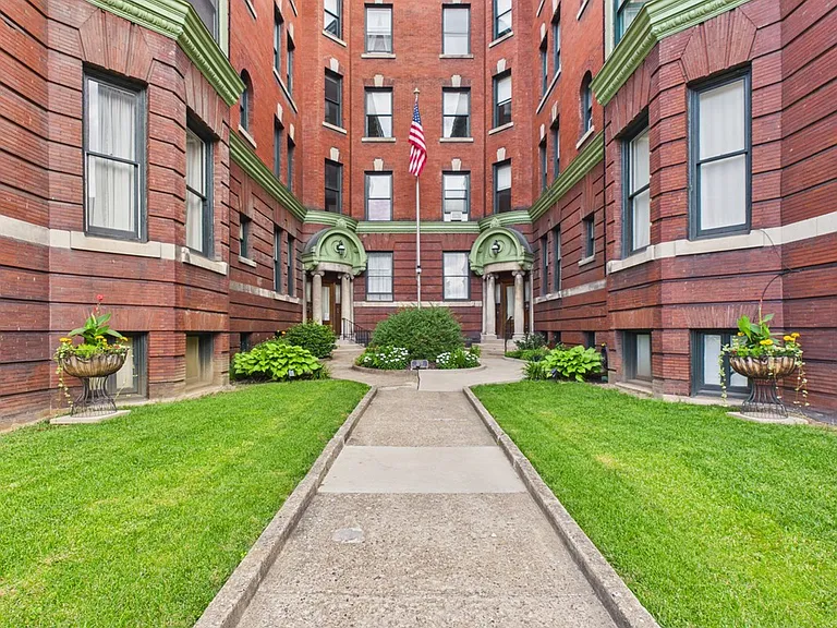902 S Main St — Photo 3