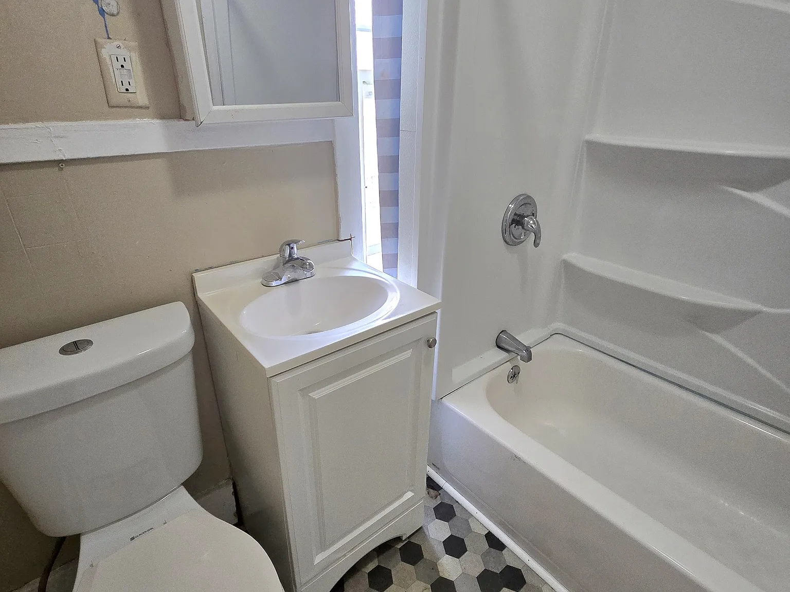 255 West North Street - Lower — Photo 4