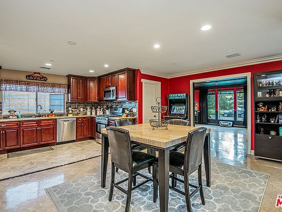 3rd image of 1118 N Beachwood Dr