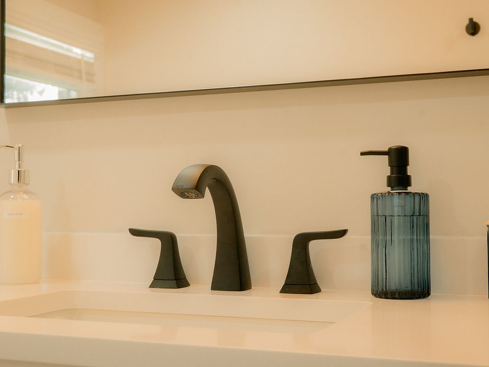 1st image of 6605 N Sheridan Rd #2