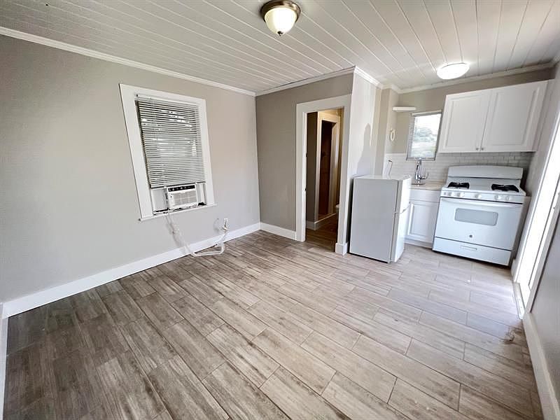 1st image of 2843 Forest Hill Blvd #6