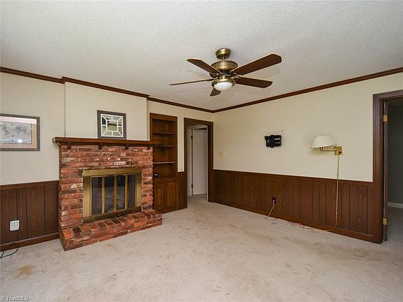 3rd image of 1845 Kenmore Dr