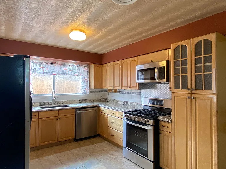 236 S Sunland St — Photo 3