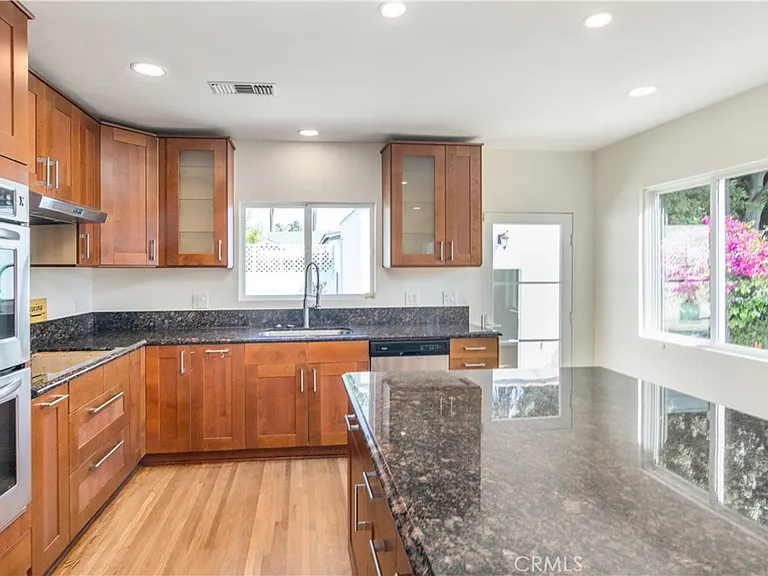 1094 S Plymouth Blvd — Photo 15