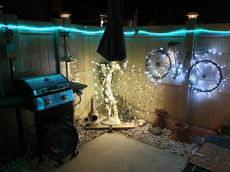 Patio Private
at
Night