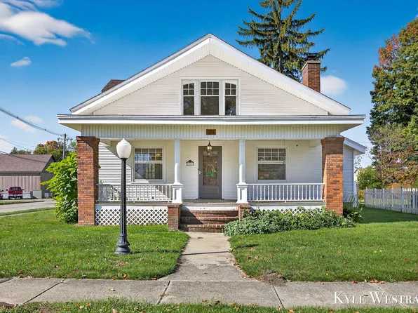 204 Lincoln Lake Ave SE, Lowell, MI 49331