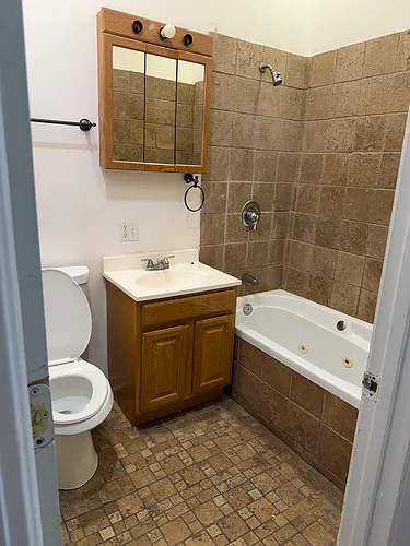 2457 W Adams St Photo 1