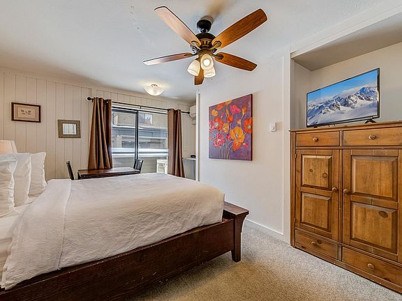 Bedroom with 1 Queen Bed