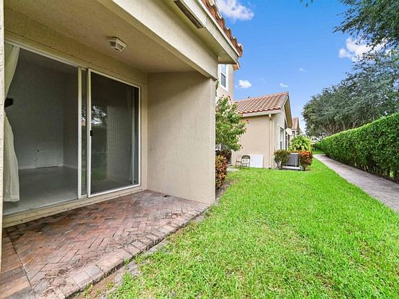 3rd image of 6435 Park Lake Cir
