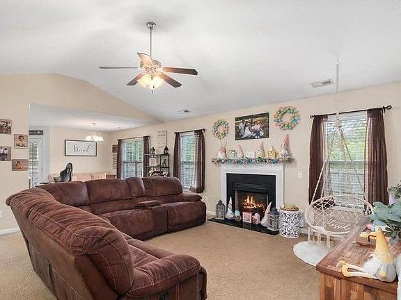 2nd image of 205 Willoughby Ln