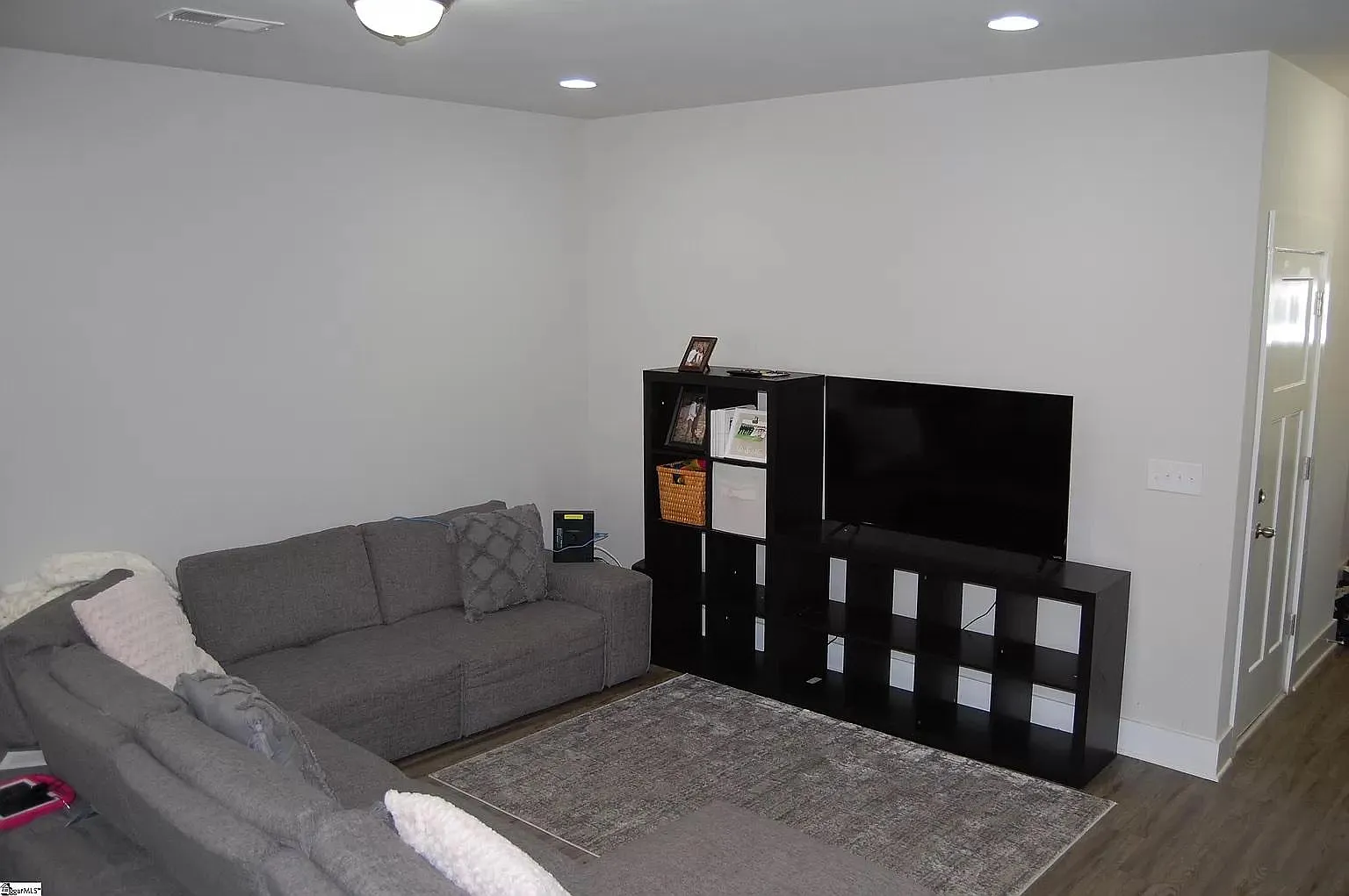 415 Hague Dr — Photo 2