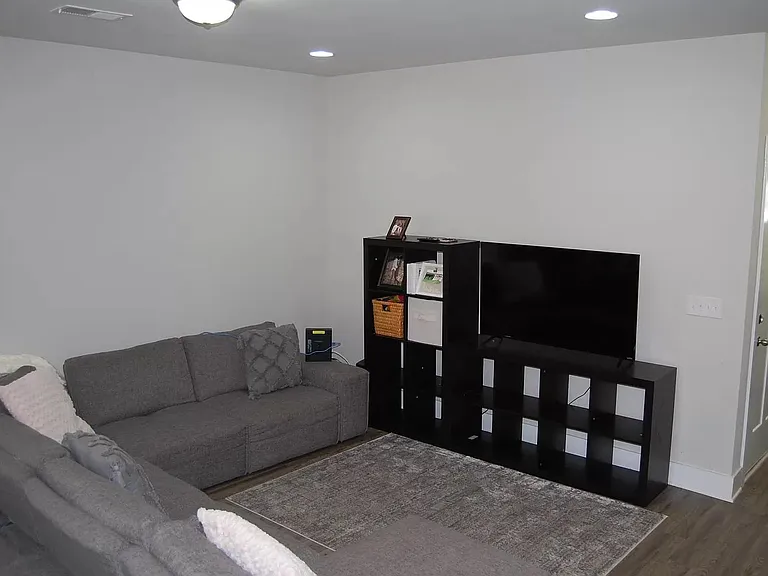415 Hague Dr — Photo 2
