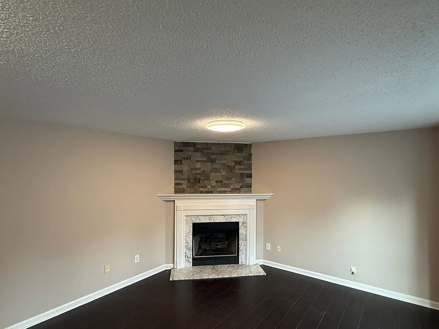 Spacious 3-Bedroom Townhome with Fireplace & Private Fenced Backyard — Photo 2