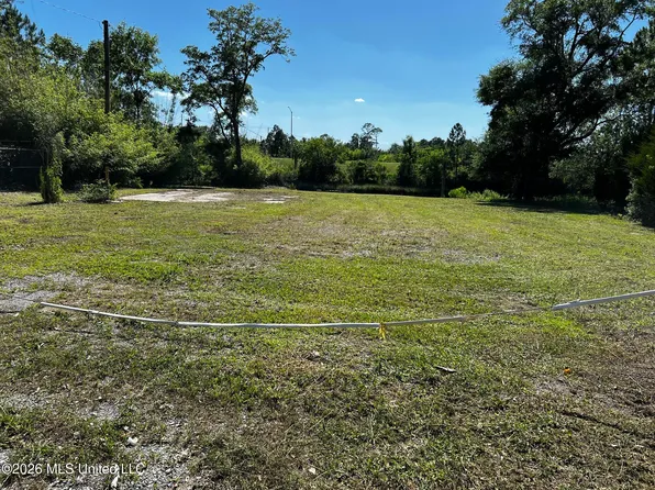 201 Livingston Dr, Pass Christian, MS 39571