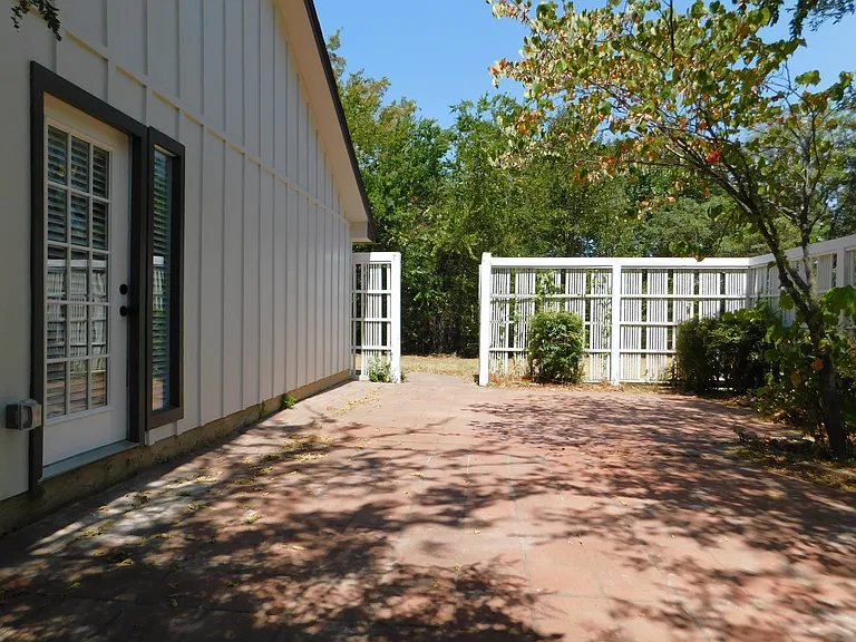 404 Woodson Cir — Photo 26