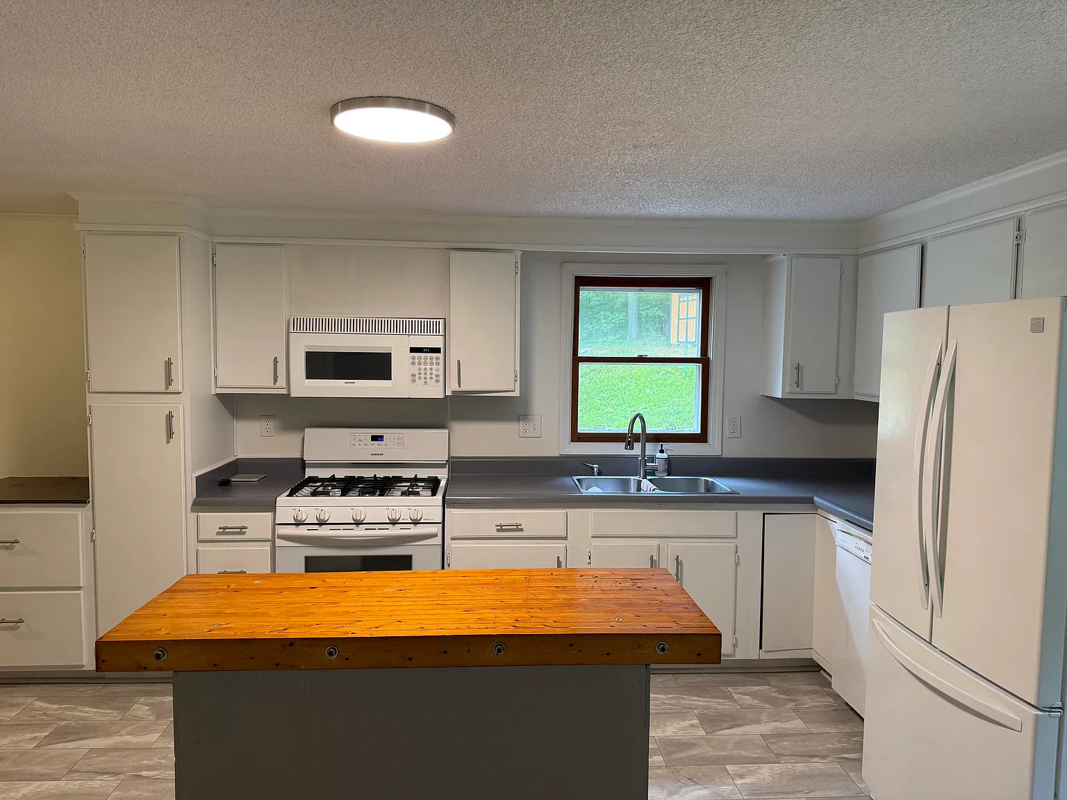 3 bed, 2024 sqft, $1,800 — Photo 3