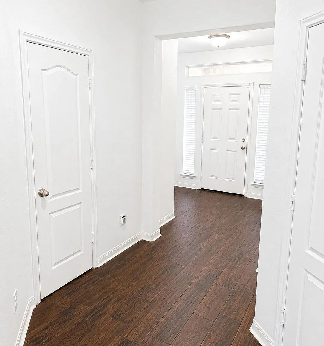 4 bed, 2.5 bath, 2420 sqft, $2,400 — Photo 2