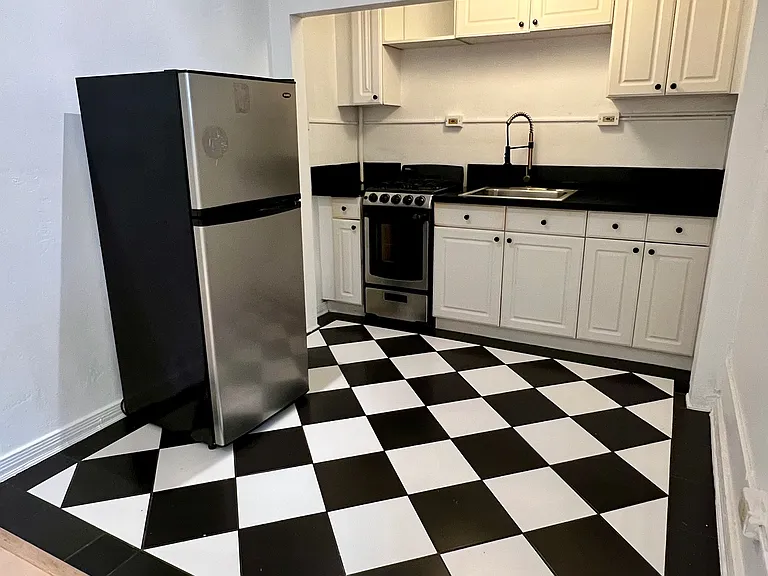 364 S Cloverdale Ave #B2 — Photo 1