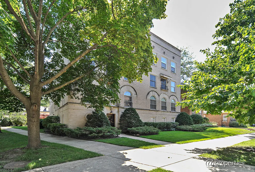 2043 W Farwell Ave APT 3W photo 1