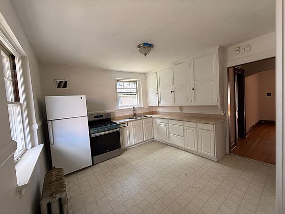 2nd image of 636 N Pennsylvania St APT 1