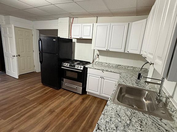 3rd image of 132 Green St APT 1