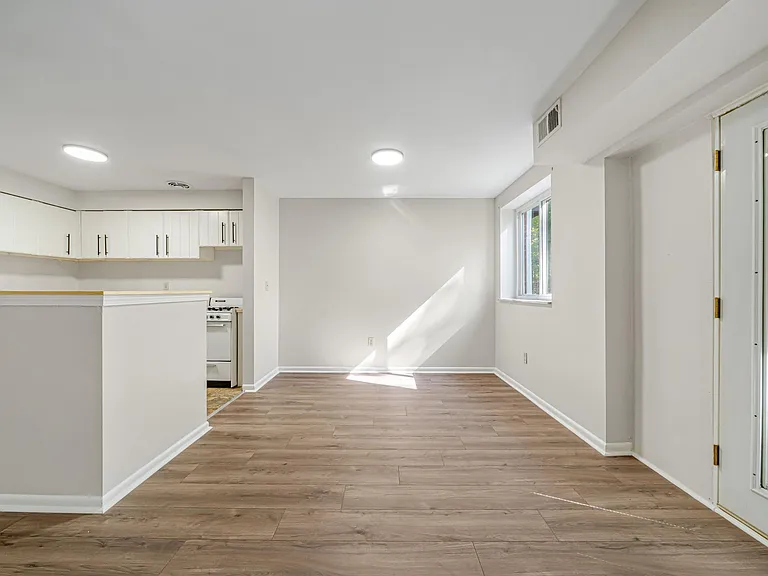 Brooklane Manor Apartments — Photo 11