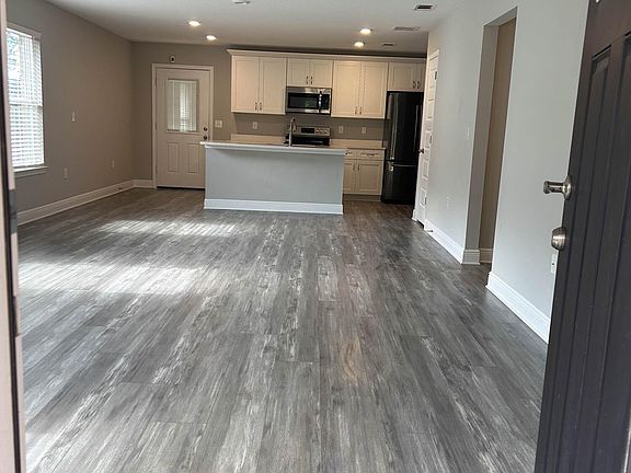 3rd image of 3154 Maple St