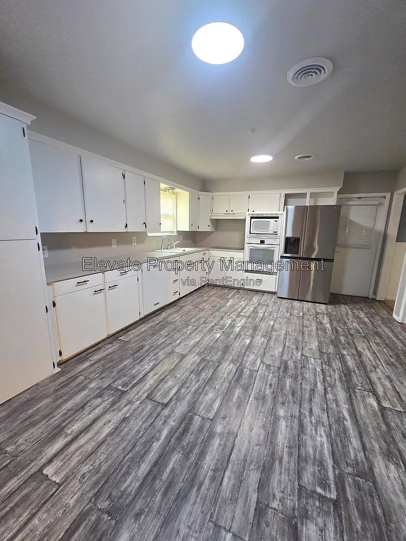 3 bed, 2.5 bath, 1640 sqft, $1,745 — Photo 3