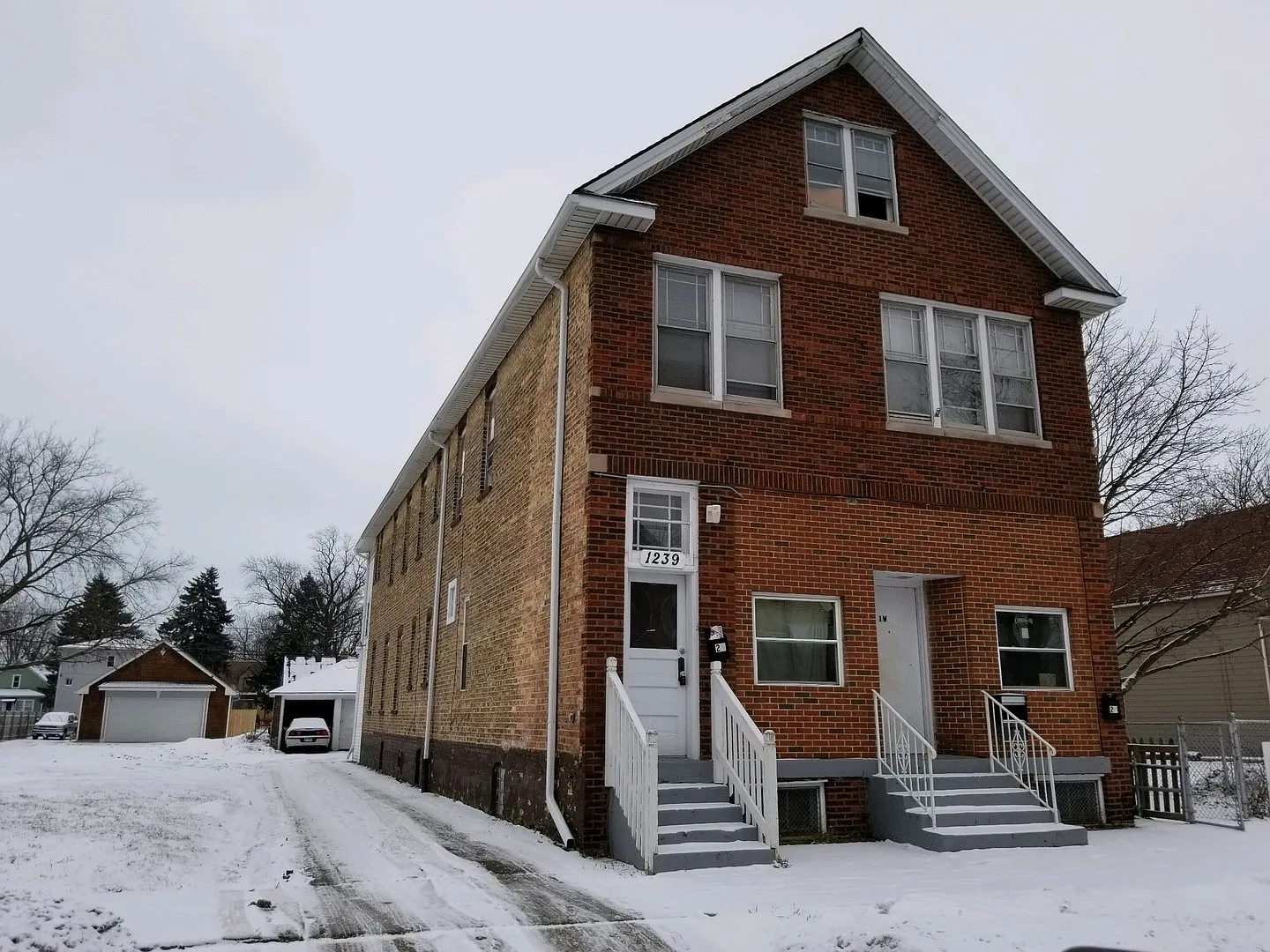 1239 Victoria Ave photo 1