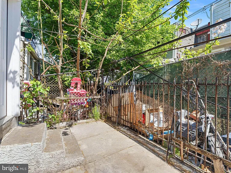 1831 E Clementine St — Photo 25