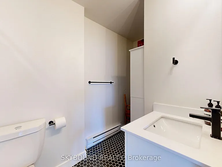 2104 Queen St E #B — Photo 20